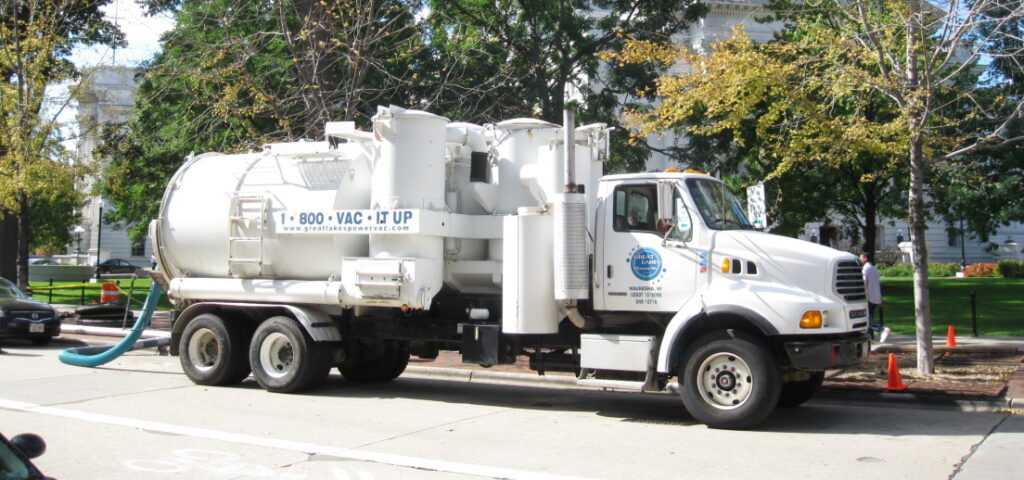 Industrial vacuum truck for cleaning