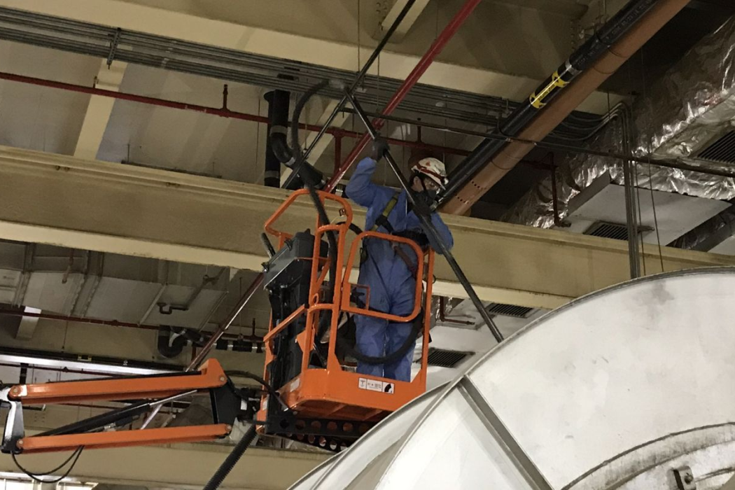 electric mast boom lift